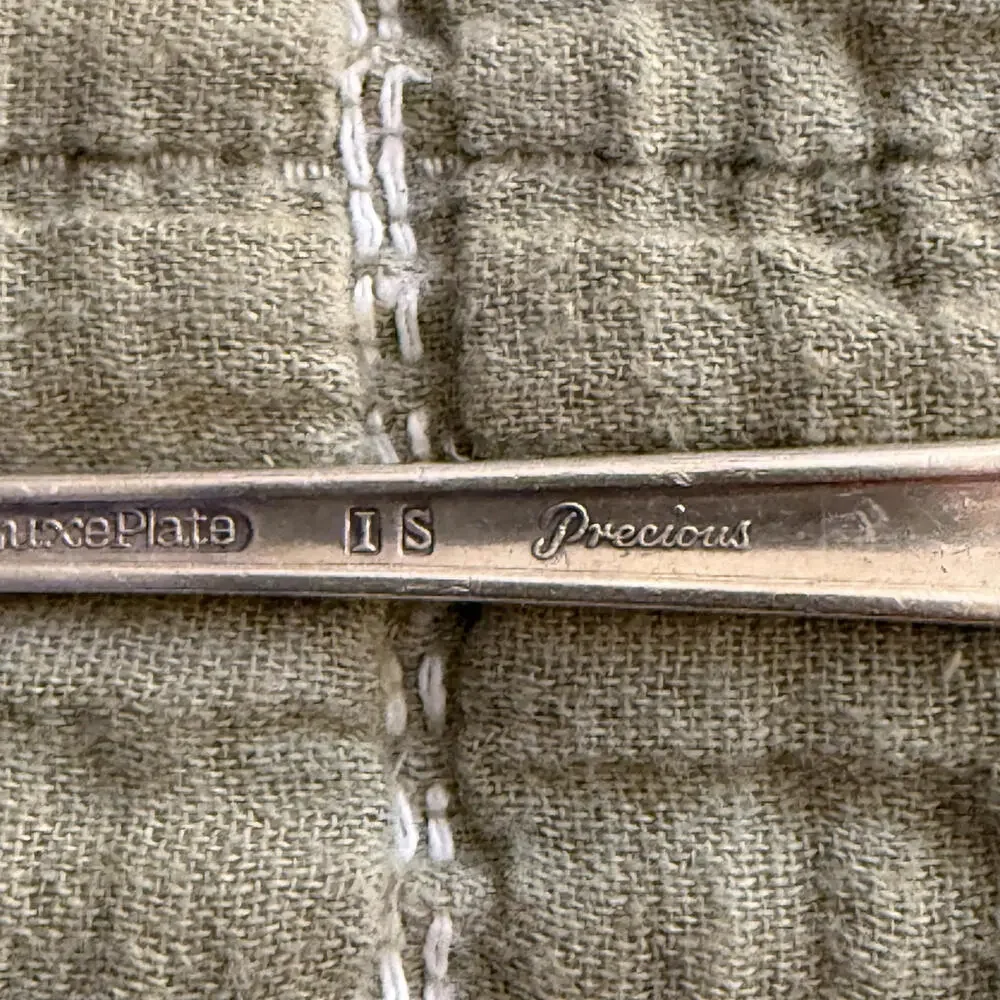 VINTAGE ROGERS‎ INTERNATIONAL Deluxe Silver Plate 4 Forks. Pattern: Precious 40s